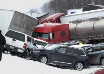 В США из-за непогоды столкнулись 50 автомобилей: десятки пострадавших