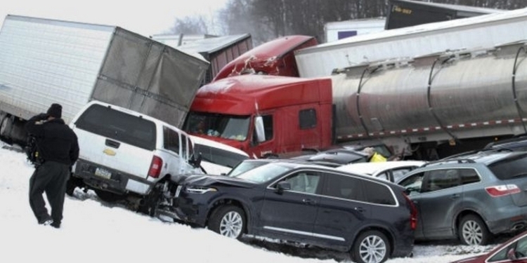 В США из-за непогоды столкнулись 50 автомобилей: десятки пострадавших