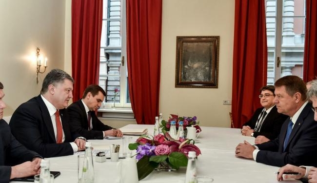Порошенко и глава Румынии договорились ускорить “безвизовый” режим между странами