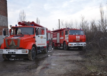 Из-за пожара мусора в Жовтневом районе чуть не вспыхнули цистерны и склады предприятия