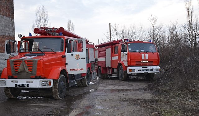 Из-за пожара мусора в Жовтневом районе чуть не вспыхнули цистерны и склады предприятия