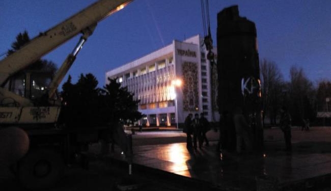 Снести “Железного Феликса” в Днепродзержинске удалось с большим трудом