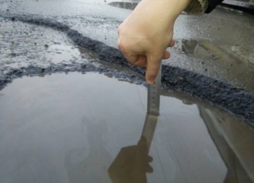 Патрульная полиция Николаева «нащупала» очередные участки дороги с глубокими выбоинами – перечень