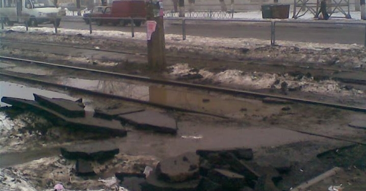 За чей счет “банкет”. В Николаеве вместе со снегом “растаяли” капитально отремонтированные дороги. Кто виноват?