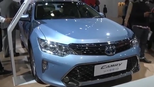 На автошоу в Индии показали блестящие внедорожники и футуристические гоночные машины