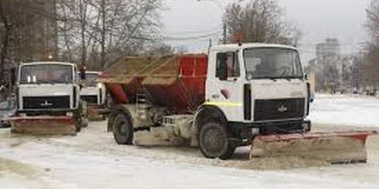 Этой ночью на дороги Николаева высыпали почти 200 т противогололедной смеси