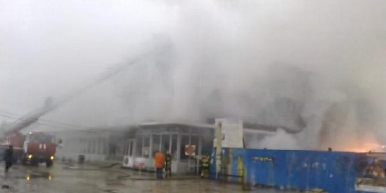 Ужгород в едком дыму – горит универмаг «Украина»