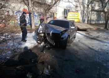 В Николаеве автомобиль на высокой скорости врезался в дерево: один человек погиб, а женщину спасают в реанимации