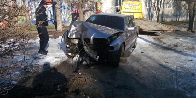 В Николаеве автомобиль на высокой скорости врезался в дерево: один человек погиб, а женщину спасают в реанимации