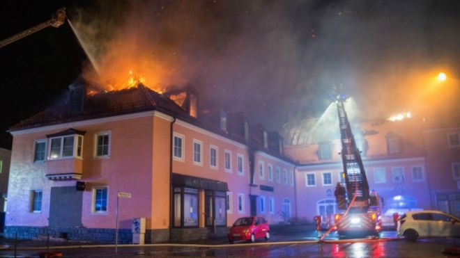 В Германии толпа радовалась пожару в гостинице для мигрантов и мешала пожарным тушить огонь