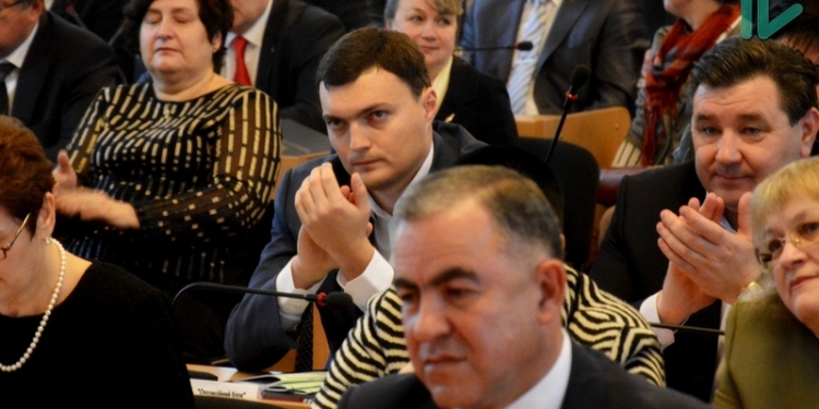 «Нет мне места»: избиратели Игоря Дятлова и Юрия Гранатурова до сих пор не знают, куда им идти на прием к депутатам