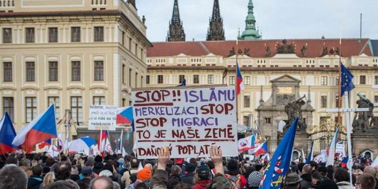 В Праге центр для беженцев забросали “коктейлями Молотова”