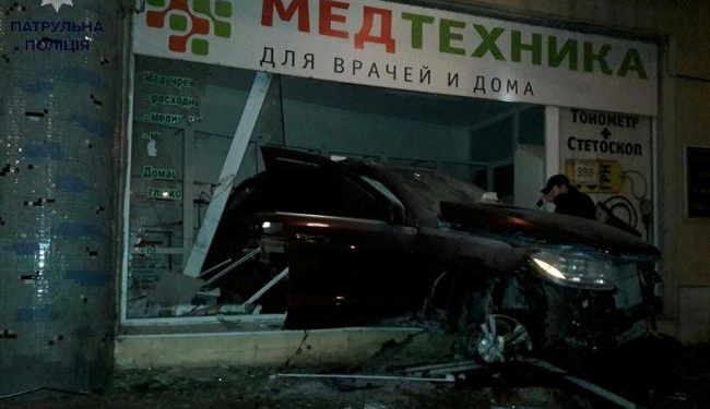 В Одессе пьяный водитель влетел в витрину магазина