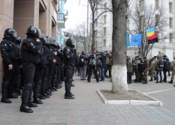 В Киеве забросали камнями и петардами офис бизнесмена Рината Ахметова