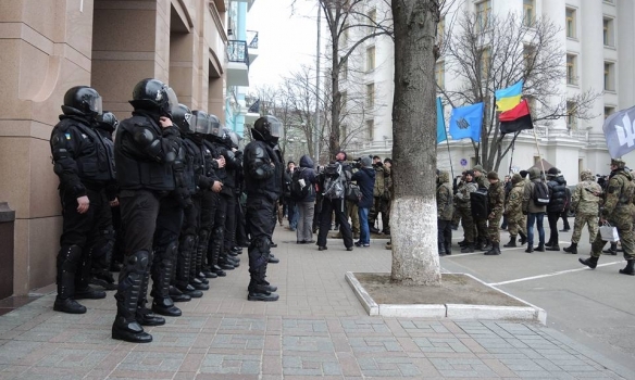 В Киеве забросали камнями и петардами офис бизнесмена Рината Ахметова