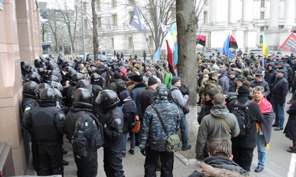 В Киеве забросали камнями и петардами офис бизнесмена Рината Ахметова