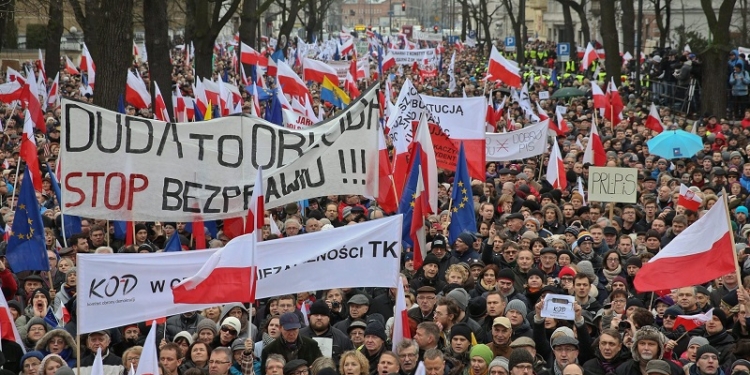 В Варшаве состоялся марш в поддержку Валенсы и в защиту демократии