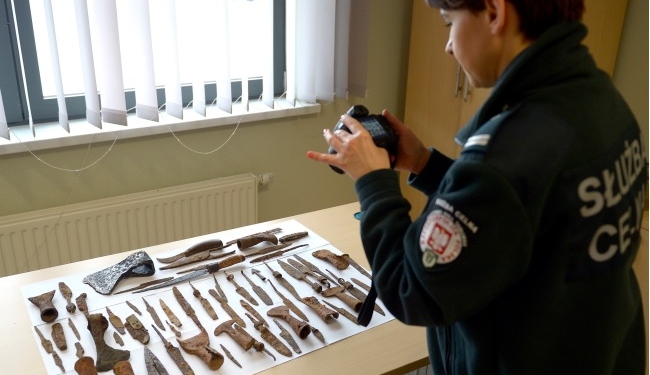 Украинец пытался провезти в Польшу 183 археологических артефакта