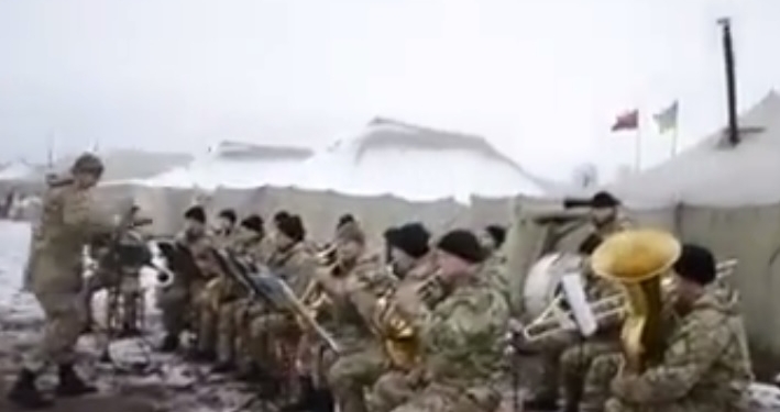 Дали джазу. Военные музыканты концертируют прямо на полигоне