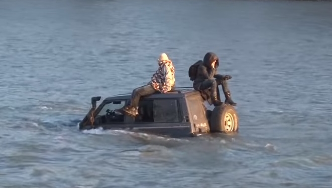 В Ужгороде два экстремала решили на внедорожнике “переехать” реку. Река отомстила