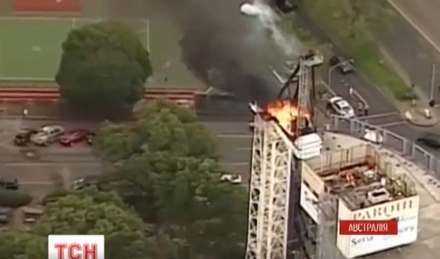 В Австралии загорелся и рухнул прямо на улицу огромный строительный кран