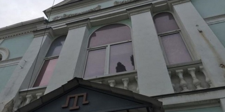 В здание Меджлиса в Херсоне бросили взрывчатку