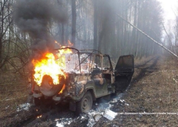 «Яке безглузде самогубство»: убегая от пограничников, контрабандисты сожгли авто с 20 ящиками сигарет