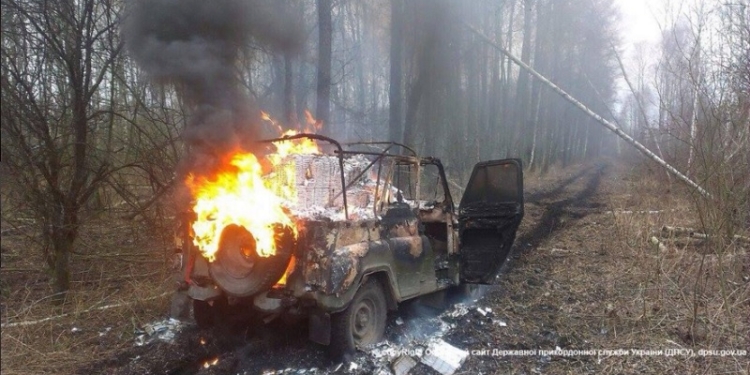 «Яке безглузде самогубство»: убегая от пограничников, контрабандисты сожгли авто с 20 ящиками сигарет