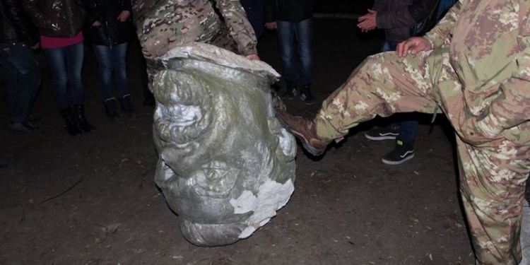 В Первомайске «свободовцы» свалили памятник Петровскому