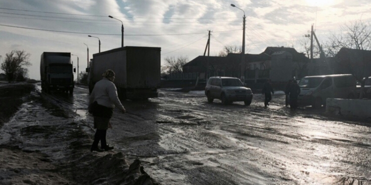 После перекрытия дороги сразу нашлись материалы на ее ремонт