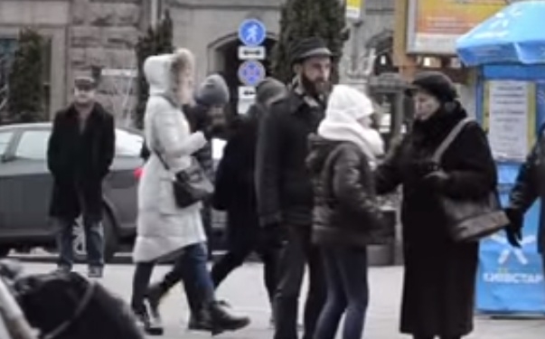 Социальный эксперимент. Как реагируют прохожие на попытку украсть ребенка