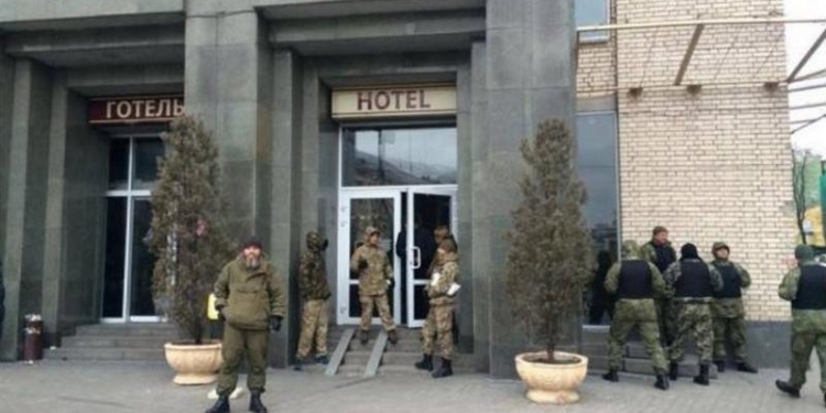 Несколько десятков человек заняли актовый зал отеля “Козацкий” на Майдане Независимости