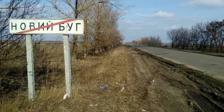 Блокирование трассы Н-11 «Николаев-Днепропетровск»: через Новый Буг хода нет, пикетчики убирают мусор, оставшийся от водителей фур