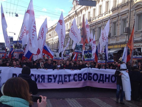 В РФ тысячи человек вышли на Марш памяти Бориса Немцова и за Надежду Савченко