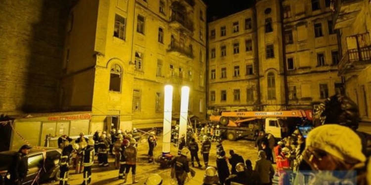 Из-под завалов рухнувшего в центре Киева дома спасли шесть человек, а также нашли тело погибшего строителя