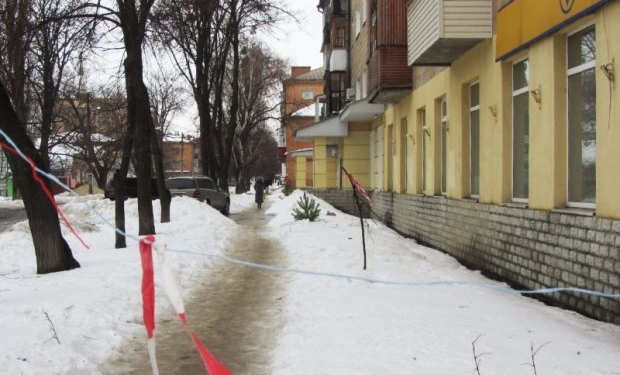 В Полтаве глыба льда убила молодую девушку