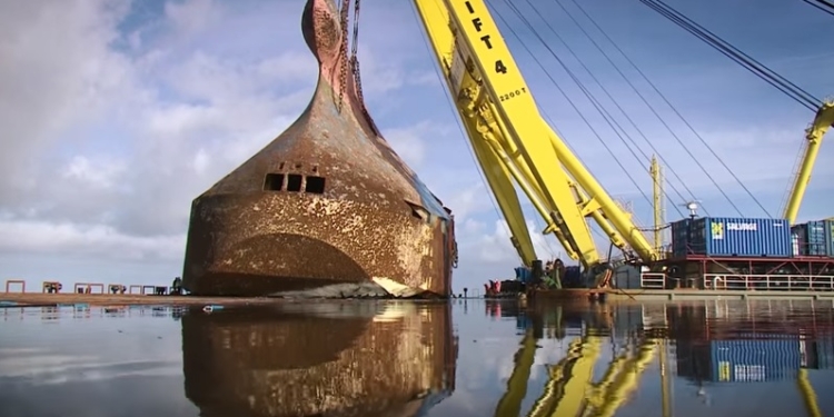 В Голландии подняли со дна Северного моря 150-метровое судно