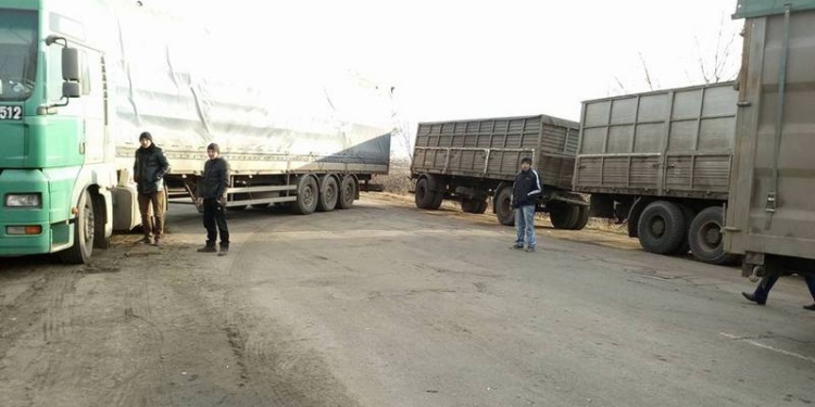 Трасса Н-11 «Николаев-Днепропетровск» по-прежнему перекрыта и людьми, и фурами, но рейсовые автобусы уже пропускают