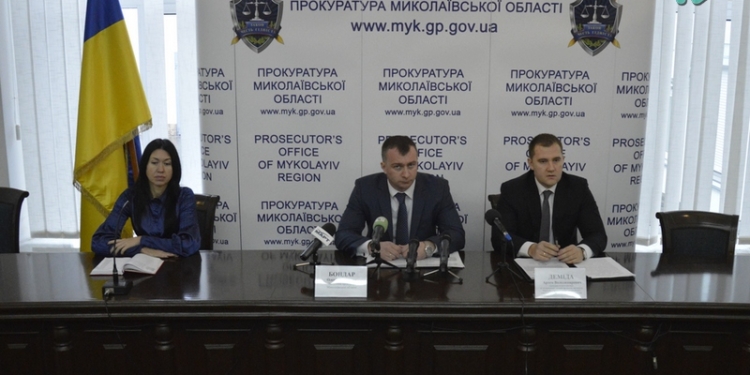 На Николаевщине чиновника, который требовал взятку за продажу комбайна по цене металлолома,  посадили под домашний арест