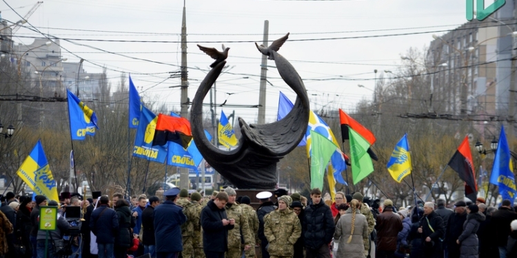 Николаевцы почтили память Небесной сотни: делились воспоминаниями и прошли маршем по центру города