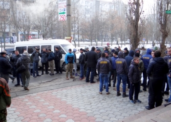 «Просто посмотреть в глаза»: как общественники и “азовцы” депутата облсовета Невенчанного по всему Николаеву искали