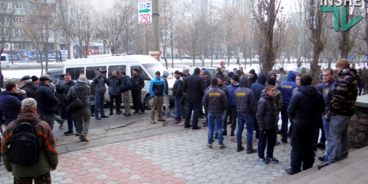 «Просто посмотреть в глаза»: как общественники и “азовцы” депутата облсовета Невенчанного по всему Николаеву искали