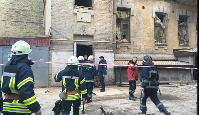 В Киеве обвалился дом, завалило строителей