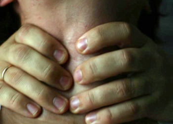 В Вознесенском районе мужчина убил товарища, оскорбившего его сестру