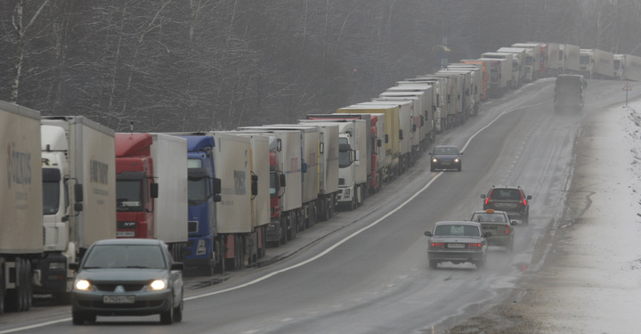 «Оккупантам хлеб не продаём»: Дальнобойщиков из РФ не обслуживают в магазинах
