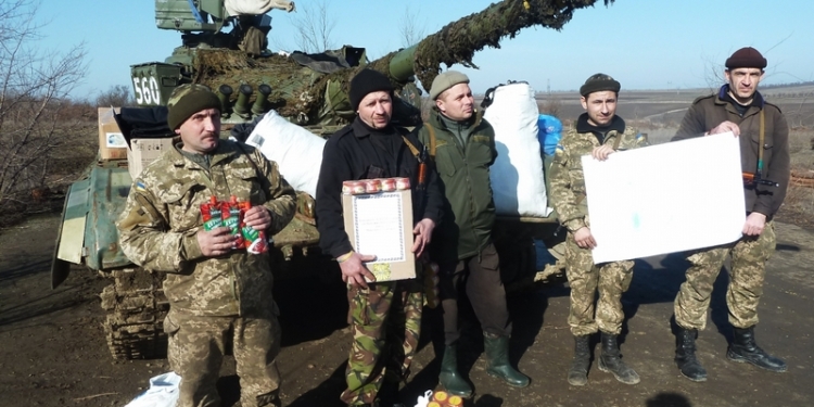 «Согрей солдата»: николаевские волонтеры доставили военным теплые вещи, бензопилы, обереги и книги