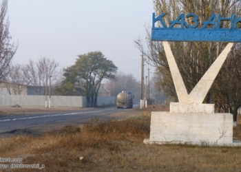 Дорога Н-11 «Николаев-Днепропетровск»: в Казанке требование ремонта местные жители «подкрепили» экскаватором