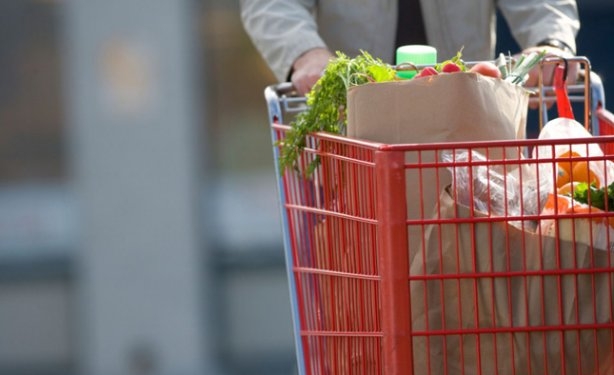 Пересмотр “потребительской корзины”: украинцам разрешат 6 стрижек в парикмахерской, мобильный – роскошь