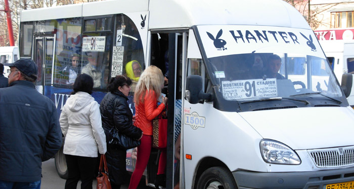 В Николаеве перевозчик заплатит 5 тыс.грн. инвалиду, которого водитель вытолкал из маршрутки