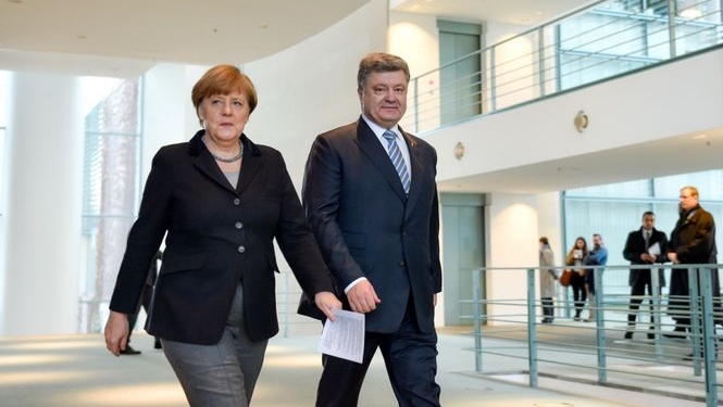 Меркель и Порошенко договорились встретиться в Париже